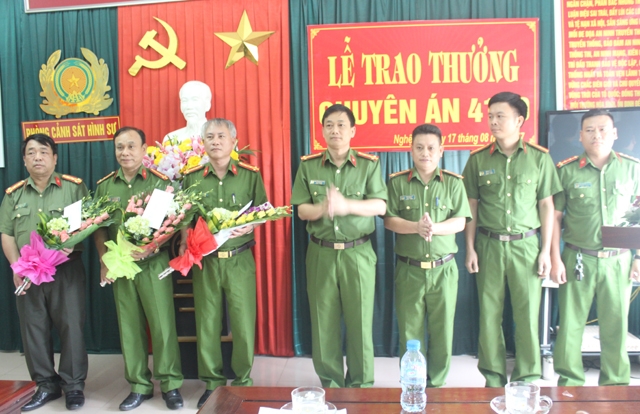 Ban giám đốc Công an tỉnh Nghệ An trao thưởng cho các đơn vị tham gia phá án chuyên án 417Đ