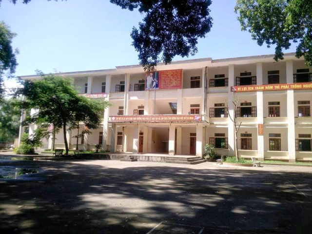 Dãy phòng học nơi em Q. nhảy từ tầng 3 xuống đất. Hiệu trưởng nhà trường cho hay, vụ việc không quá phức tạp, sẽ kết hợp với gia đình giải quyết tốt.