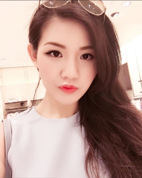 Ngắm mỏi mắt đồ hiệu, xế sang, kim cương tiền tỉ, lại còn được chồng đại gia cưng chiều của kiều nữ buôn xe - Ảnh 1.