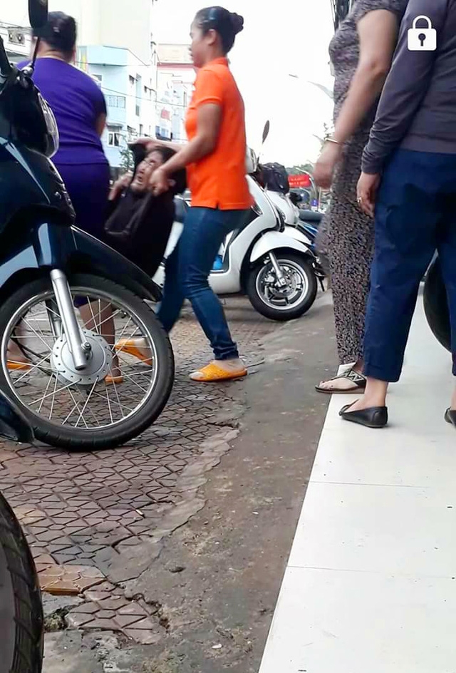  Hình ảnh nhân viên quán khiêng bà cụ ra khỏi quán được chia sẻ trên mạng xã hội. 