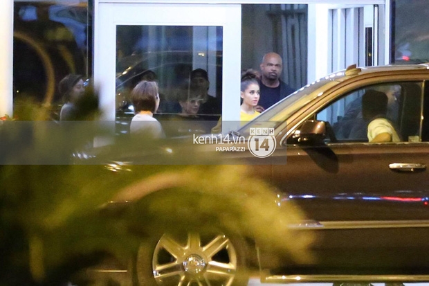 Độc quyền: Đến Việt Nam lúc 2h sáng, Ariana Grande vẫn lọt tầm ngắm paparazzi! - Ảnh 2.