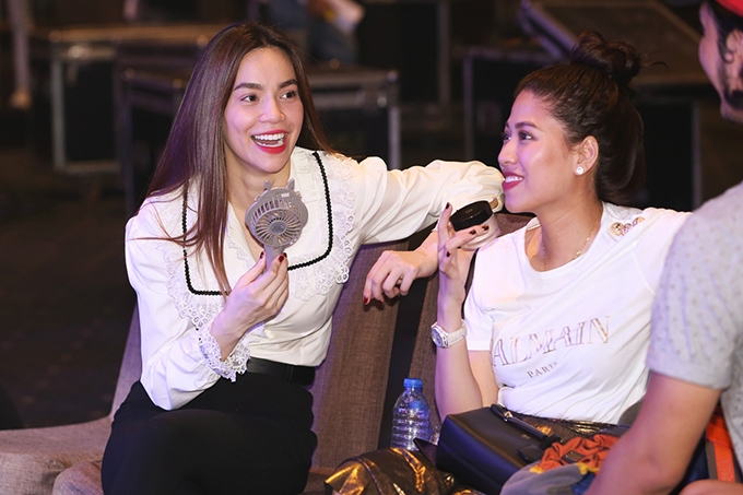 ho-ngoc-ha-tap-liveshow-den-nua-dem-van-rang-ro-1
