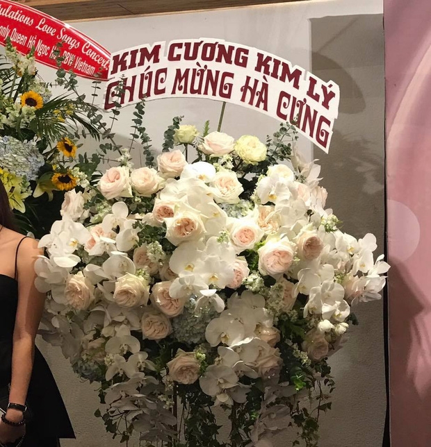 Lẵng hoa Kim Cương, Kim Lý gây shock trong liveshow Hà Hồ - Ảnh 1.