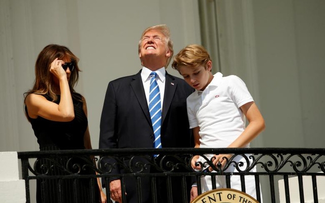  Tổng thống Trump không đeo kính bảo vệ khi xem nhật thực ở những phút đầu (Ảnh: Reuters) 