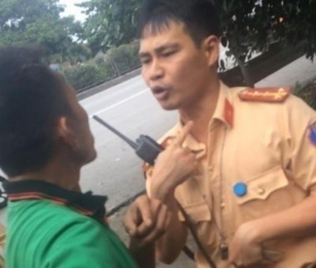 Đại úy CSGT bị tố đánh rách môi tài xế Quảng. Ảnh: Cắt từ clip