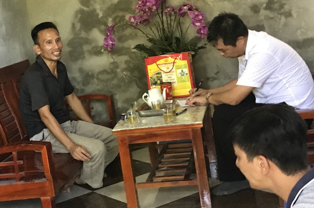 Đại diện Trạm CSGT Hải Dương đến làm tài xế Quảng làm việc. Ảnh: Đ.Trọng