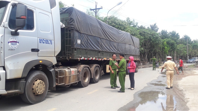 Sụt ổ gà, nữ sinh lớp 12 bị container cán chết trên đường đi học - Ảnh 1.