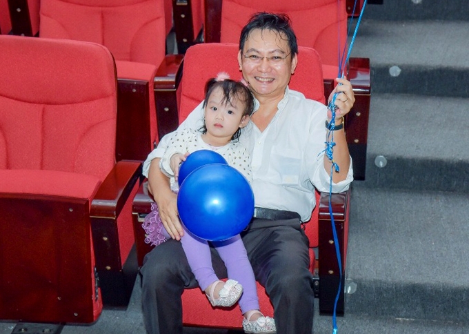 trinh-kim-chi-xuc-dong-don-tuoi-46-ben-chong-va-hai-con-gai-2
