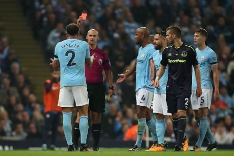Kyle Walker nhan the do trong tran gap Everton