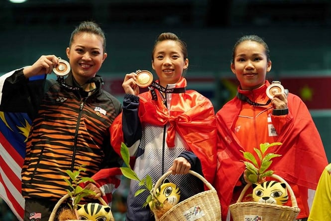 Dương Thuý Vi (giữa) và các VĐV wushu nhận huy chương và giỏ cây xanh tại SEA Games 29 /// TNO