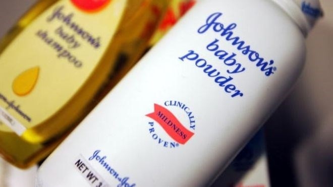 Johnson & Johnson bồi thường 417 triệu USD vì phấn rôm - Ảnh 1.