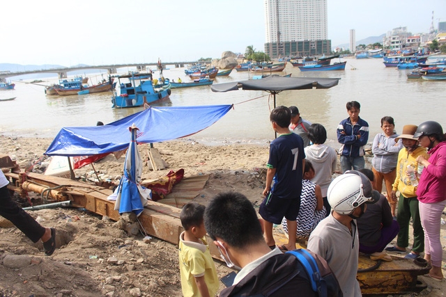  Người dân đưa nạn nhân vào bờ sáng 23/8. 