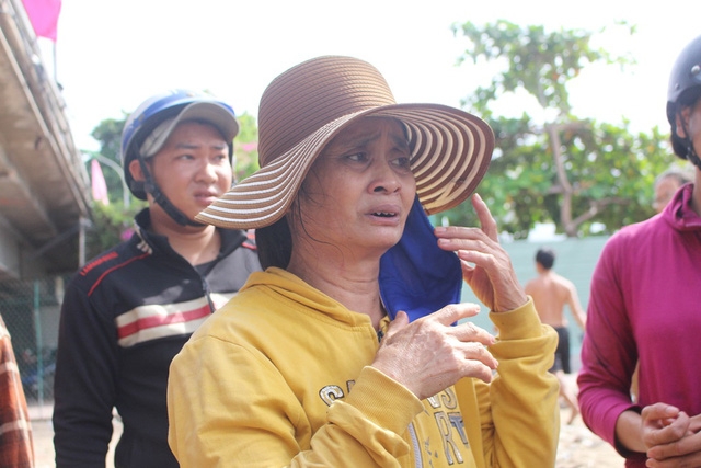 Mẹ nạn nhân - bà Nguyễn Thị Hồng Vân (49 tuổi) bàng hoàng gào khóc sau vụ việc con trai bất ngờ chết chưa rõ nguyên nhân