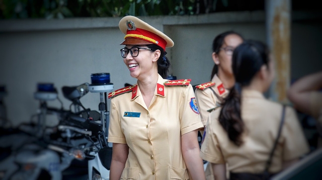 Nụ cười duyên dáng của nữ chiến sĩ