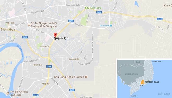 Oto tai tong 2 nguoi di xe may dang cho den do hinh anh 1