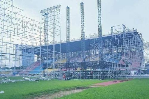 Khu vực sân khấu được trang bị hệ thống đèn và ánh sáng hiện đại, nhập từ nước ngoài.