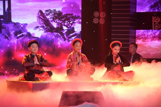 Đoan Trang biểu diễn như lên đồng, hỗ trợ hai học trò Huyền Trang và Ngọc Thanh.
