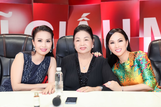 Trong khi Cẩm Ly (ngoài cùng bên trái) tính cách trầm, ít nói thì Hà Phương (ngoài cùng bên phải) lại thuộc tuýp người cởi mở.