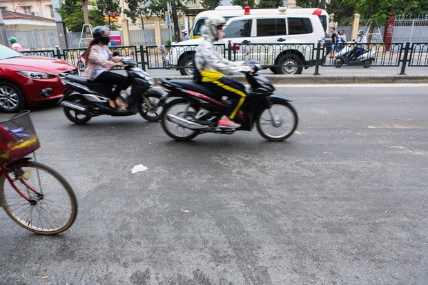 Tuyến đường Chùa Bộc – Đại Cồ Việt bỗng dưng bốc mùi hôi thối khó chịu - Ảnh 2.
