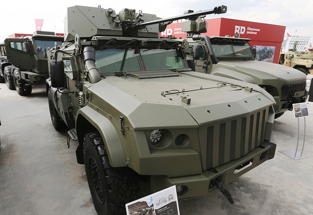 Triễn lãm quân sự quốc tế Army 2017, một trong những triển lãm liên quan tới quốc phòng lớn nhất của Nga, đang diễn ra ở công viên Patriot tại thủ đô Moscow. Triển lãm khai mạc từ hôm 22/8 và dự kiến sẽ kéo dài đến ngày 27/8. Trong ảnh: Xe bọc thép Taifun K-4386 đặc biệt của Nga tại triển lãm Army 2017