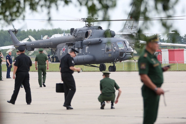 Là sự kiện quân sự lớn của Nga, triển lãm Army 2017 đã thu hút đông đảo khách tới tham quan. Quân đội Nga đã đưa tới triển lãm những khí tài quân sự mới nhất. Trong ảnh: Trực thăng Mi-8 được trưng bày tại triển lãm Army
