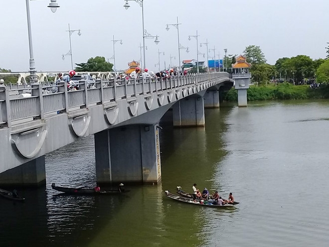 Gia dinh bat luc nhin nam sinh nhay cau Da Vien hinh anh 1