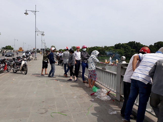 Gia dinh bat luc nhin nam sinh nhay cau Da Vien hinh anh 2