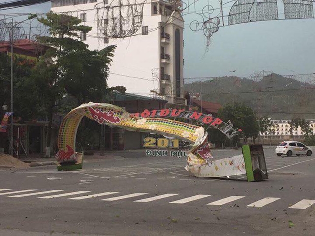  Cổng chào cũng bị quật ngã 
