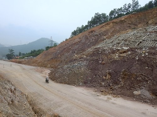 hang-chuc-diem-sat-lo-tren-cao-toc-nghin-ty-o-quang-ninh