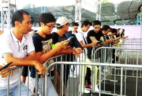 Nhiều người ngơ ngác khi đến sân vận động Quân khu 7 TP HCM lúc 16h ngày 23/8.