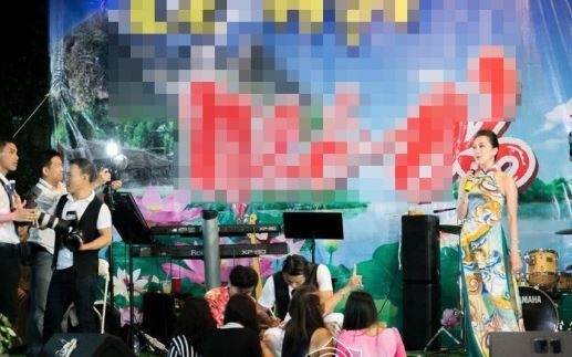 Kỳ Duyên tại buổi làm việc tại chùa