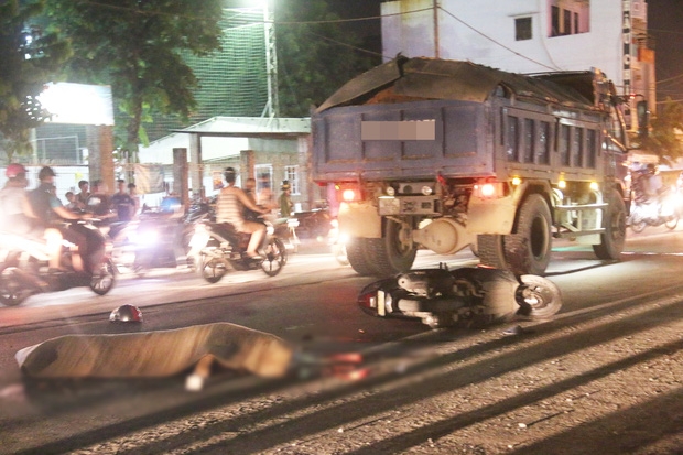 Người thân khóc ngất bên thi thể không nguyên vẹn của người phụ nữ chết thảm dưới bánh xe tải - Ảnh 2.