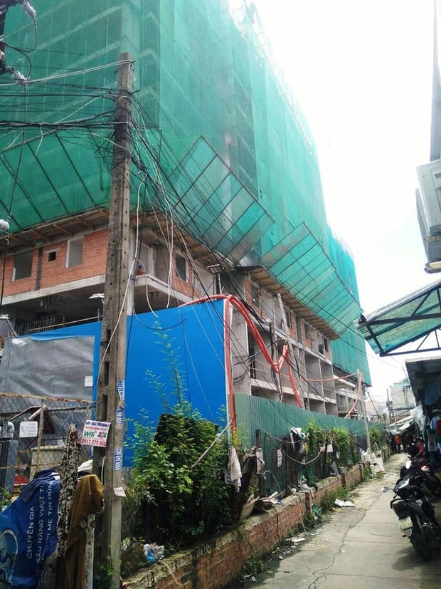 Thanh sắt khoảng 10m đâm thẳng vào nhà, mẹ đang cho con 2 tháng tuổi bú sữa thoát chết trong gang tấc - Ảnh 6.