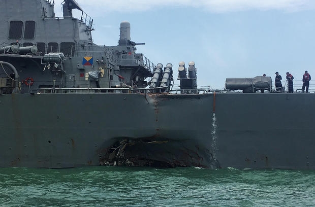  Tàu USS John McCain bị đâm móp. (Ảnh: Reuters) 