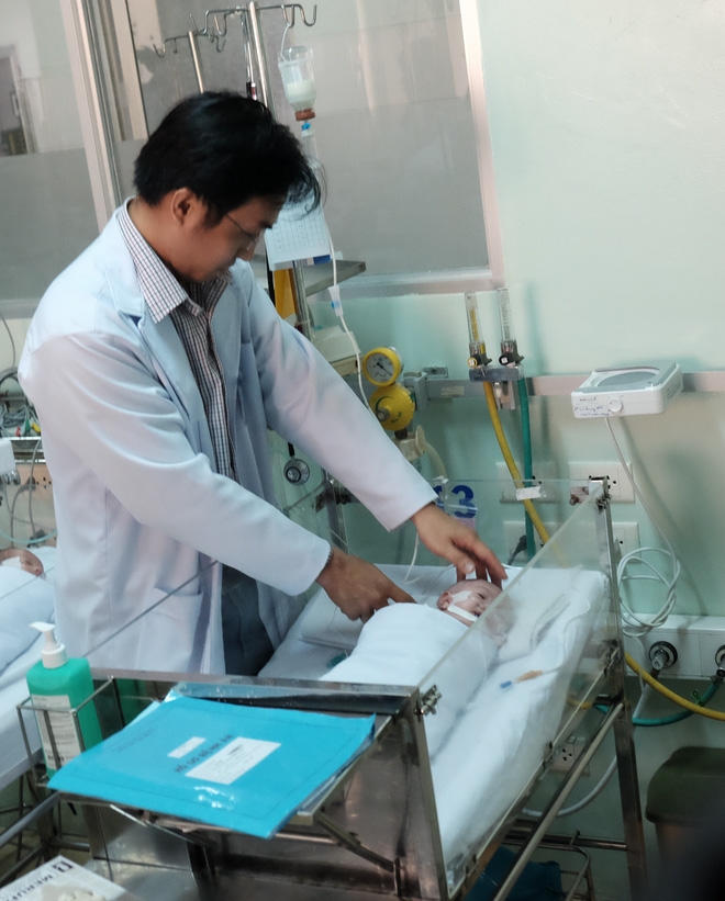 Bé gái mang khối u quái dị trông như có 2 đầu bị mẹ bỏ rơi khi đưa đến bệnh viện một ngày - Ảnh 3.