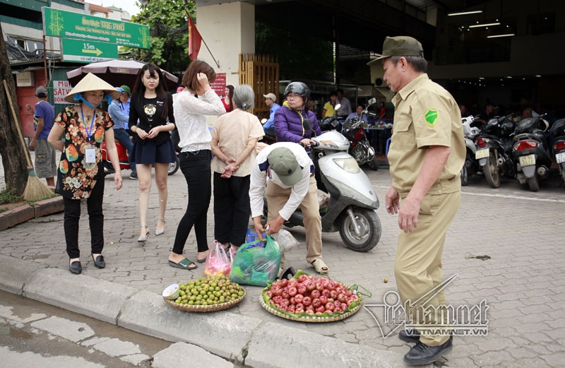 bán hoa quả, vỉa hè, lấn chiếm vỉa hè, dẹp vỉa hè, Hà Nội