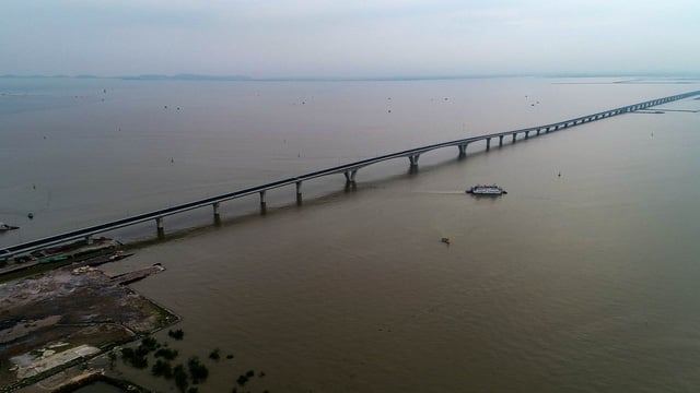 Cầu vượt biển dài nhất Việt Nam có tổng chiều dài 15,63 km, trong đó chiều dài phần đường 10,19 km và phần cầu là 5,44 km. Chủ đầu tư dự án là Bộ Giao thông vận tải, đơn vị quản lý dự án là Ban Quản lý dự án 2 (PMU2). Cầu sẽ được thông xe vào đầu tháng 9.