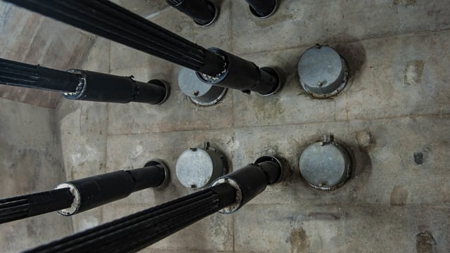 Hệ thống cáp lắp bên trong đường hầm đảm bảo sự vận hành của cầu vượt biển, đáp ứng cho phương tiện chạy với vận tốc 80km/h trên 4 làn đường.