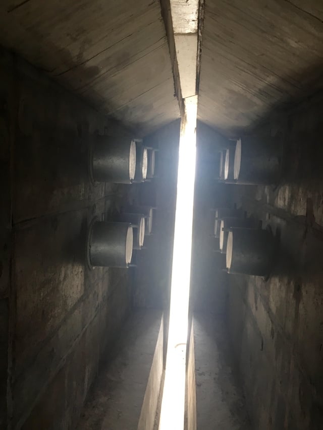 Khe co giãn giữa các đốt dầm nhìn từ bên trong hầm cầu vượt biển