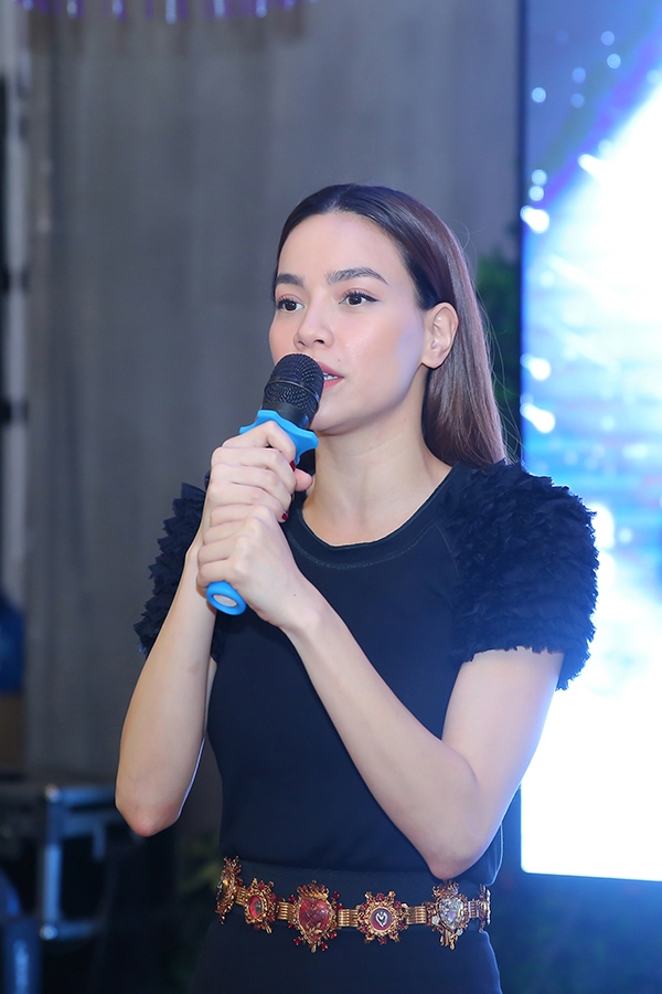 ho-ngoc-ha-tu-lai-xe-sang-den-du-tiec-mung-thanh-cong-cua-liveshow-6
