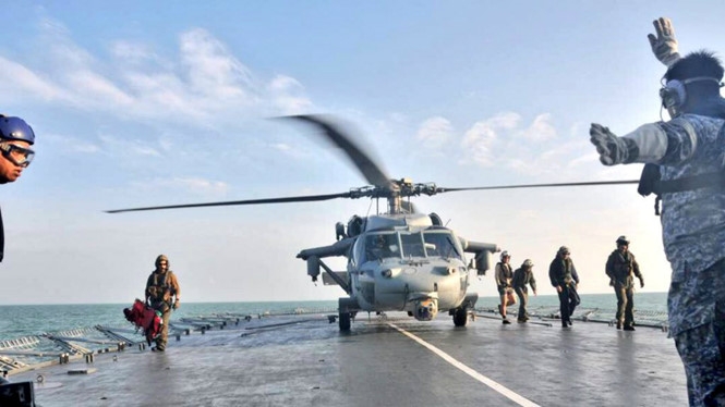 Lực lượng tìm kiếm trên tàu hải quân Malaysia /// Reuters