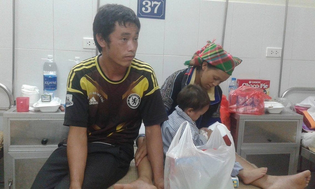  Ba con người nheo nhóc chăm sóc nhau tại bệnh viện giữa Thủ đô. Ảnh: Nông Thuyết 