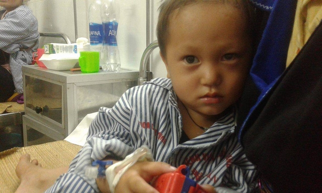  Con mắt bên trái của bé tuy đã qua phẫu thuật lần 2 nhưng vẫn khó có cơ hội được sáng trở lại. Ảnh: Nông Thuyết 