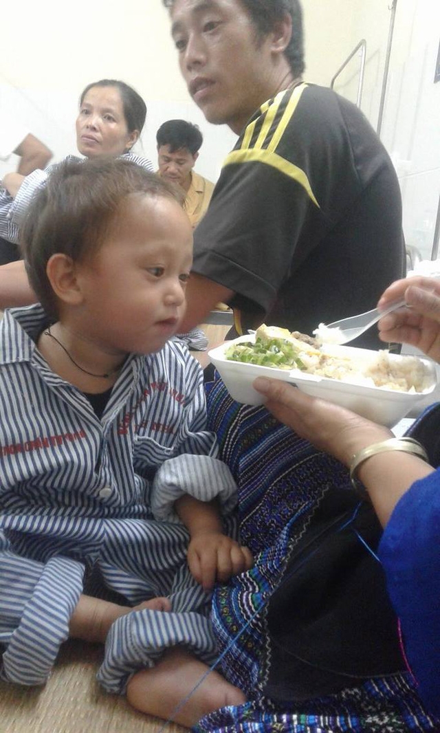  Những bữa cơm ngon lành đối với cậu bé trên giường bệnh. Ảnh: Nông Thuyết 