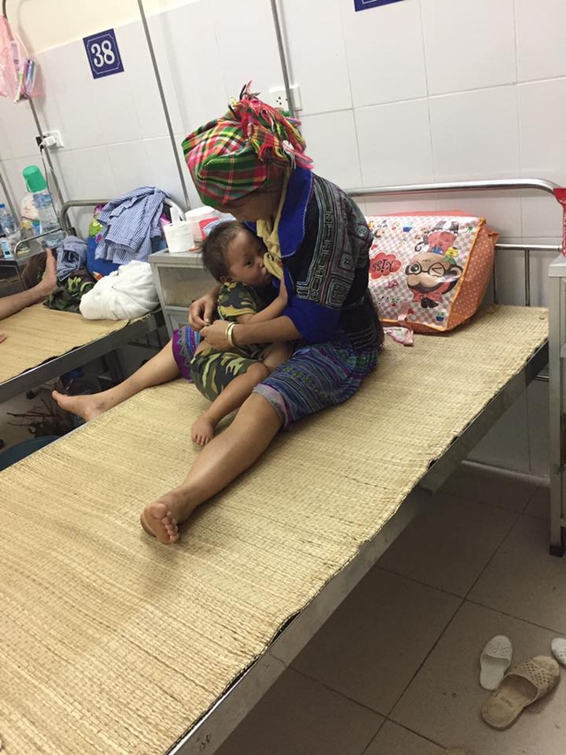  Dù đã 3 tuổi nhưng chốc chốc thì Tằng lại đòi bú mẹ. Ảnh: Phương Nguyễn 