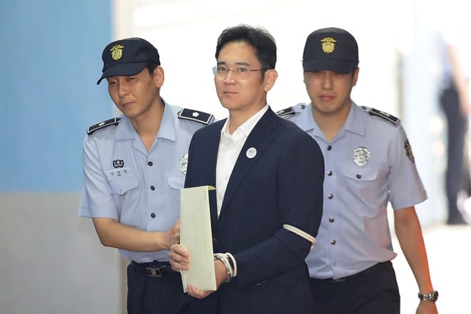Pho chu tich Samsung linh an 5 nam tu vi hoi lo va khai man hinh anh 1