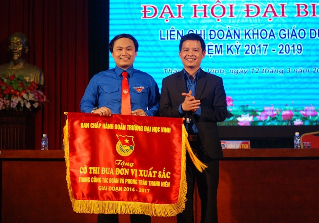 thay giao tre voi loat loi phe cuc ngau, sinh vien ngong doc nhan xet hon diem so - 6