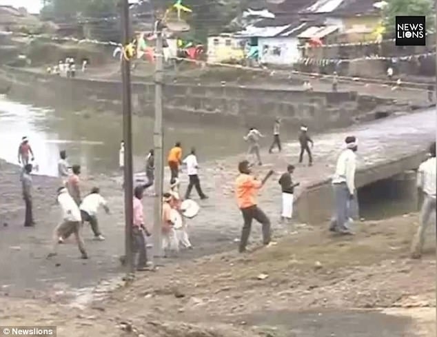 2 làng đổ ra đường ném đá vào nhau theo tục lệ, 400 người bị thương - 1