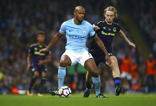  Kompany (trái) thi đấu trong trận Man City hòa Everton ở vòng hai Premier League 