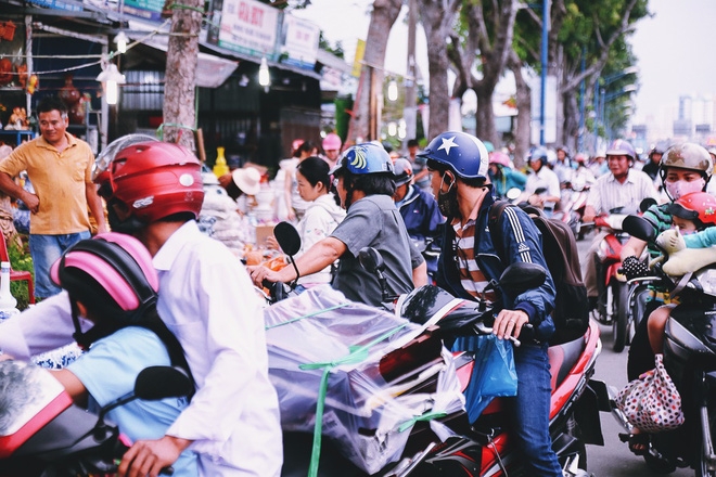Hàng chục gian hàng gần sân bay Tân Sơn Nhất ồ ạt thanh lý chó, gà, cây cảnh, giao thông Sài Gòn hỗn loạn - Ảnh 12.